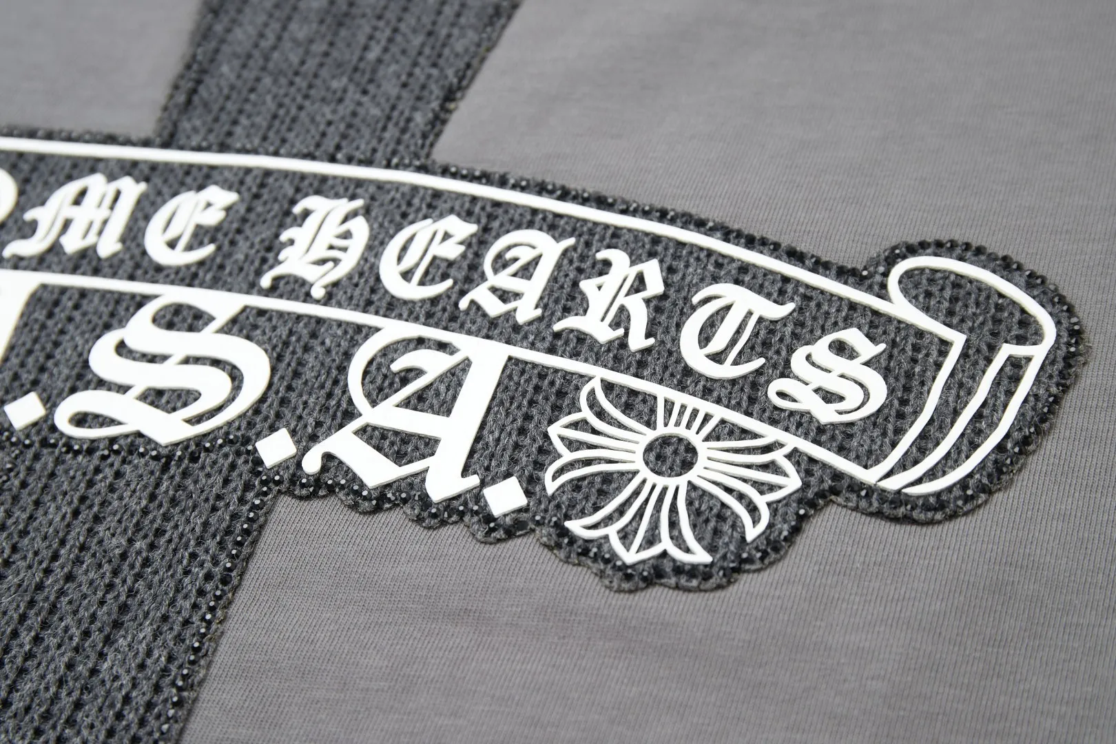 🅿️220 ✨CH✨🆕25SS Spring and Summer New Style Croix Heart ✝ Shelf logo patch hot rhinestone short sleeves Light luxury essential item for daily commuting for men and women Correct version Welcome to compare Detailed features · 260g 100% pure cotton double yarn jersey fabric · Special thickened 32 pieces of double-stranded 1X1 thread in the same vat · Double-needle stitching across seams · Original main mark, washed tag, brand moisture-proof paper packaging Color: white/black/grey Size: S/M/L/XL